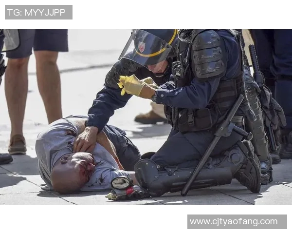 足球明星与黑帮的关系揭秘:光鲜背后的阴暗面探讨