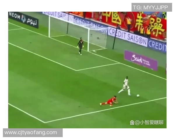 足球明星腿部受伤瞬间视频曝光球迷心痛不已引发广泛关注与讨论